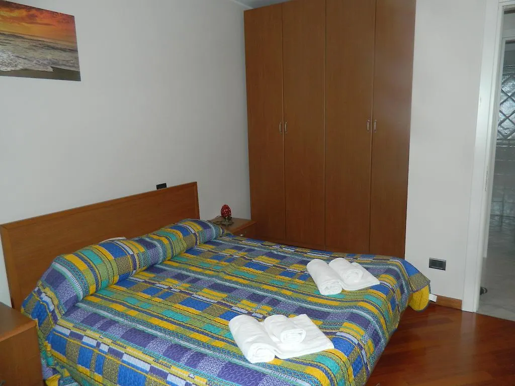 Mela Verde Apartments Bergamo 2*,  Italia